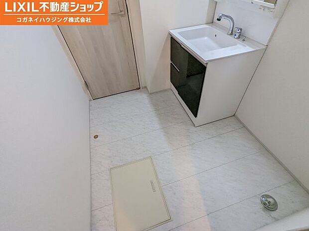 お家の中でも特にプライベートスペースとなる洗面所は、洗濯場所と浴室を同じ空間にまとめております。ここにも小窓を設置しておりますので、熱気などがこもらないように、　空気の入れ替えが出来るようになっており