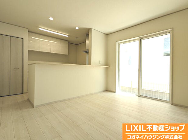 白いフローリングはお部屋をさらに明るくしてくれます！どんなデザインの家具にも合わせやすく、おしゃれな仕上がりとなっております♪