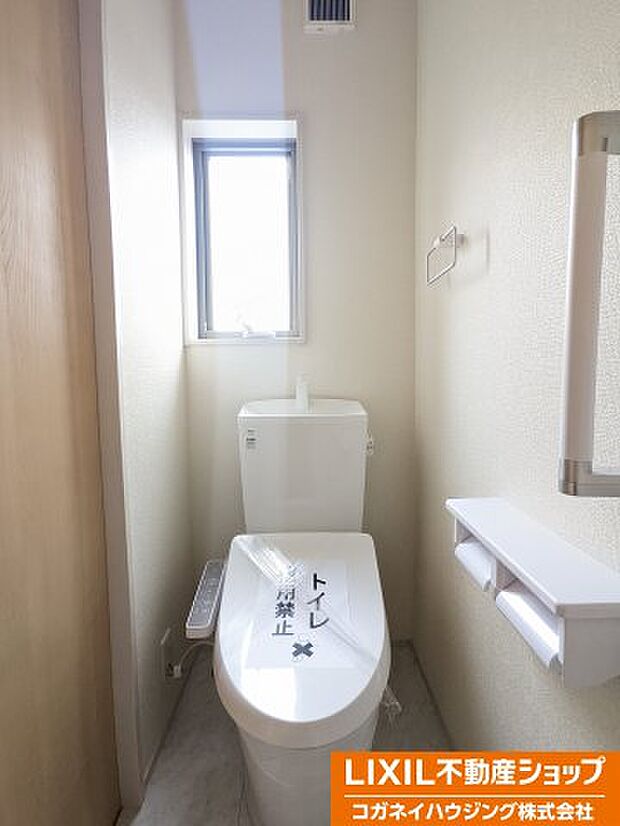 シャワー機能付きのトイレは、清潔感が印象的な空間となっております。