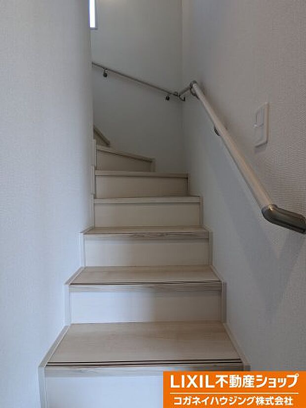 階段には手すりが付いており、ご家族皆様安心な作りになっております。