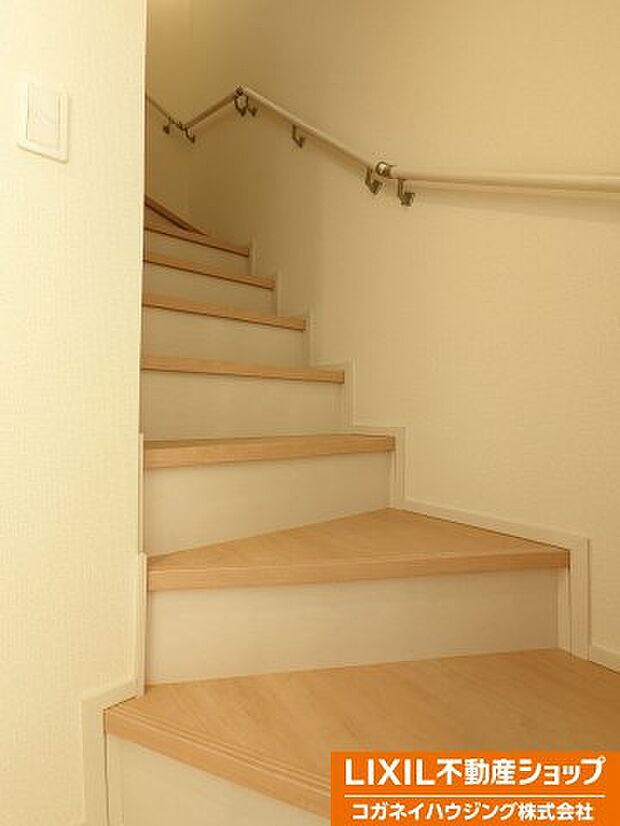 階段は、バリアフリーとして手すり完備、小さなお子様や高齢者の方も安心ですね