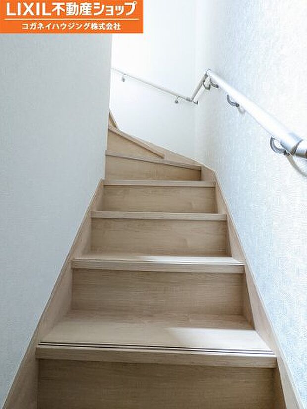 階段は手すり付きで安全です。