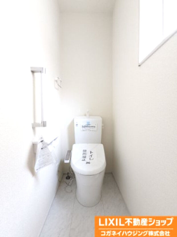 シャワー機能付きのトイレは、清潔感が印象的な空間となっております。　