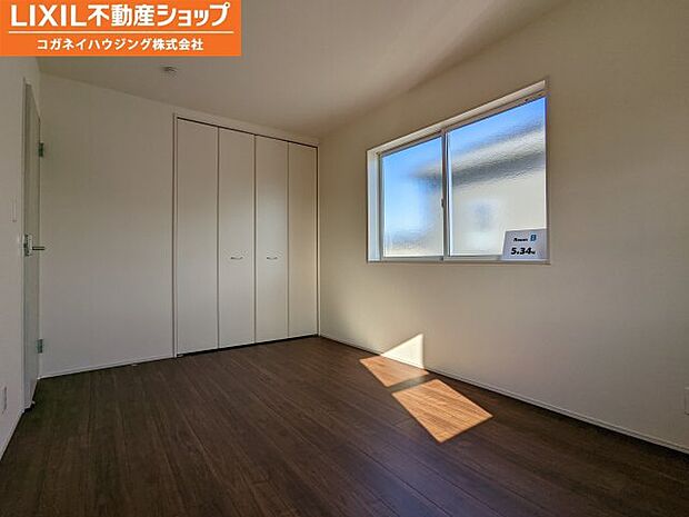 シンプルにデザインされた室内。家具やレイアウトでお好みの空間に。
