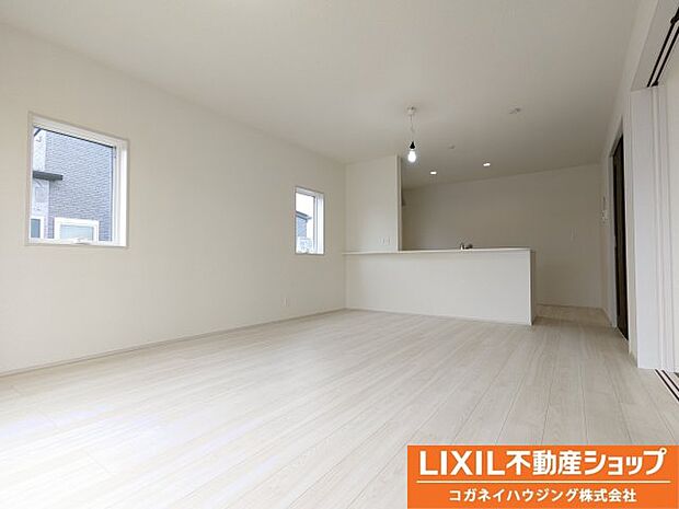 白いフローリングはお部屋をさらに明るくしてくれます！どんなデザインの家具にも合わせやすく、おしゃれな仕上がりとなっております♪　