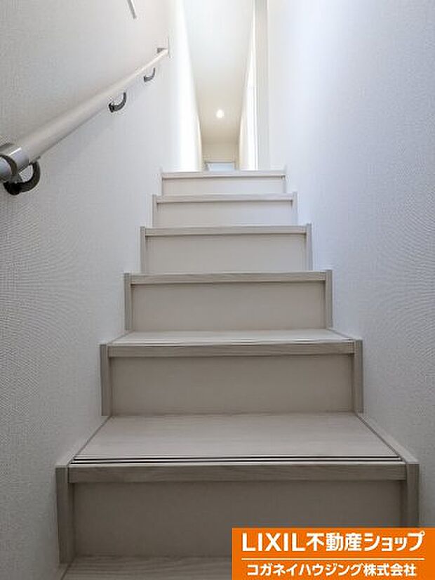 階段には手すりが付いており、ご家族皆様安心な作りになっております。