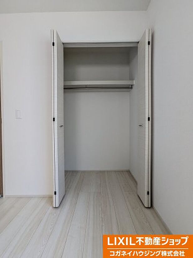 各部屋に収納はもちろんウォークインクローゼットも完備しております。　お荷物の多い子育て世代や、趣味や道具の多い方にも嬉しいですね！お絵描きや自由研究など保管しておきたいお子様の思い出も収納出来て便利で