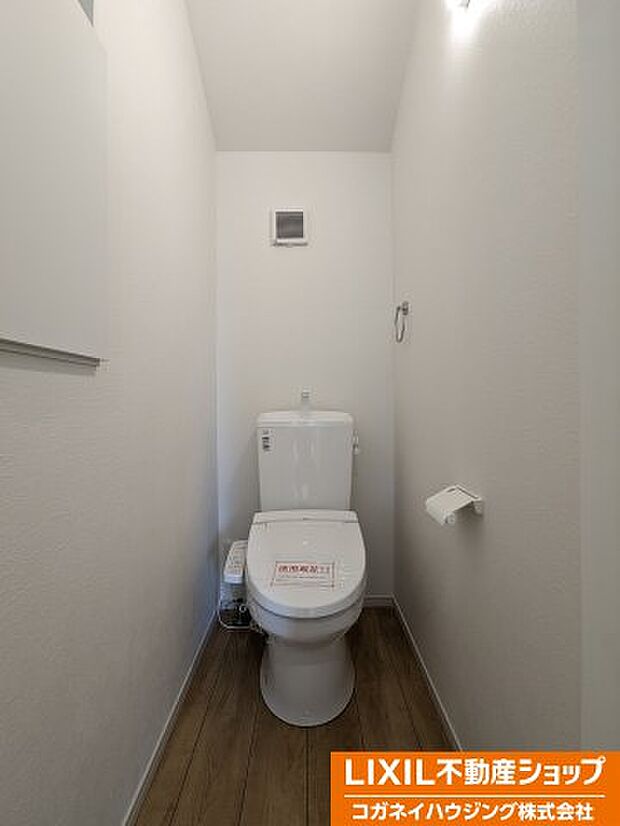 シャワー機能付きのトイレは、清潔感が印象的な空間となっております。