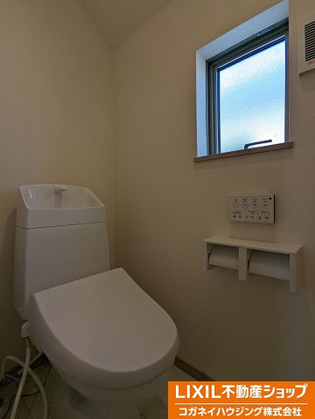 シャワー機能付きのトイレは、清潔感が印象的な空間となっております。