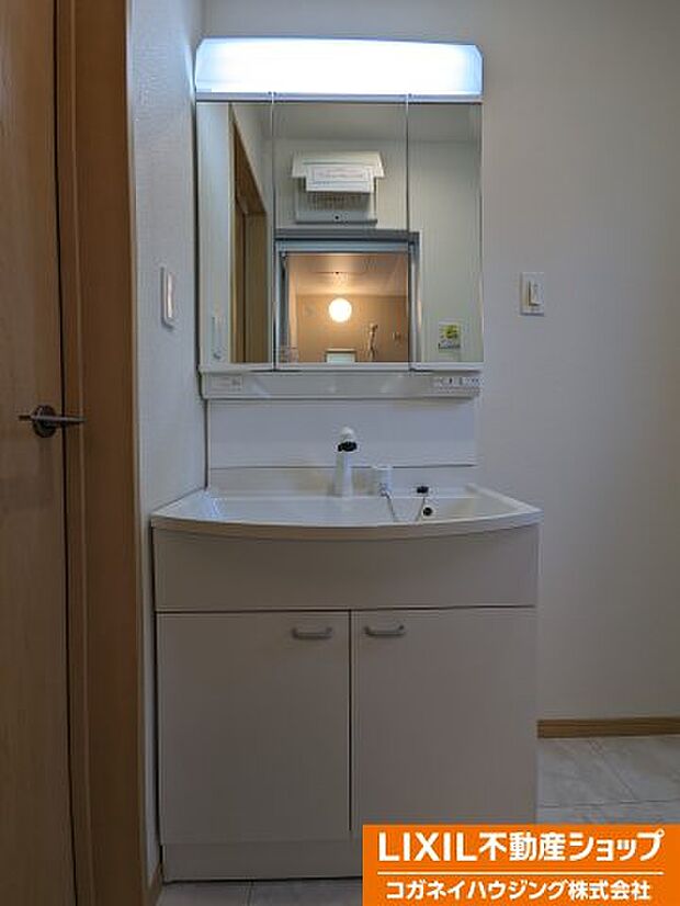 大きく見やすい三面鏡で清潔感のある洗面台は、身だしなみのチェックやお肌の手入れに最適です♪