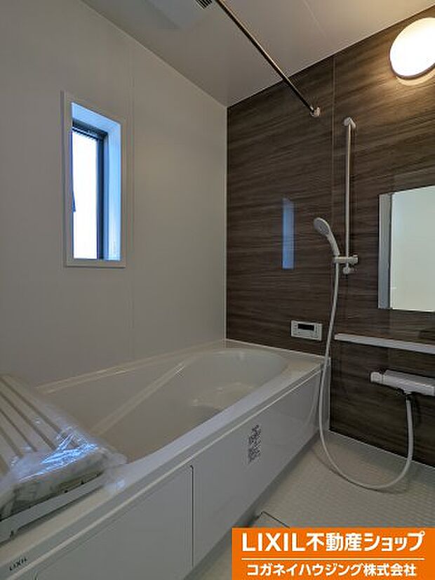 落ち着いた色合いの壁面、ゆっくりゆったりと寛ぐことが出来るバスルームです。　お子様と一緒に入浴しても十分な広さです。