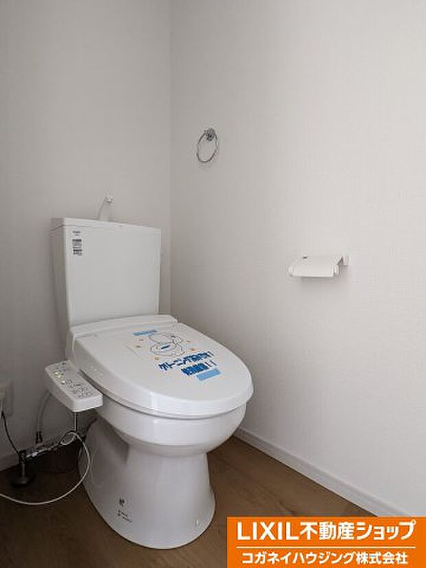 シャワー機能付きのトイレは、清潔感が印象的な空間となっております。　
