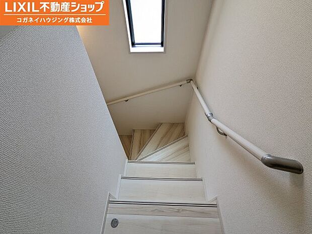 階段は手すり付きで安全です。