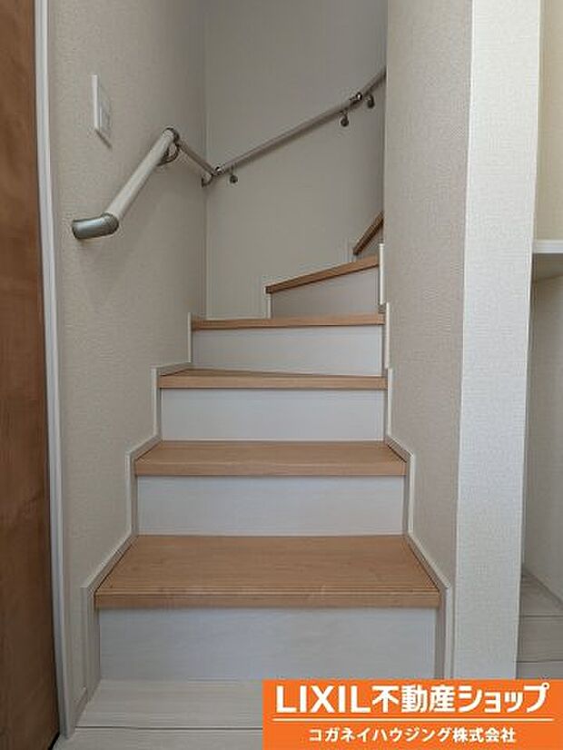 階段には手すりが付いており、ご家族皆様安心な作りになっております。　