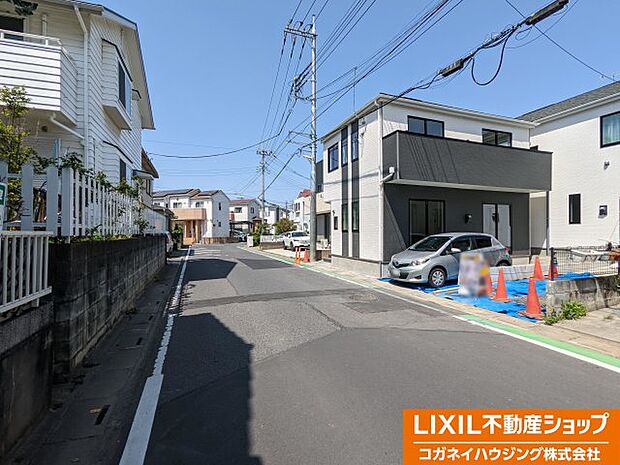 接道状況　一方　：　西　6.7m　公道。　広い前面道路はお車の駐車もゆとりを持てます。