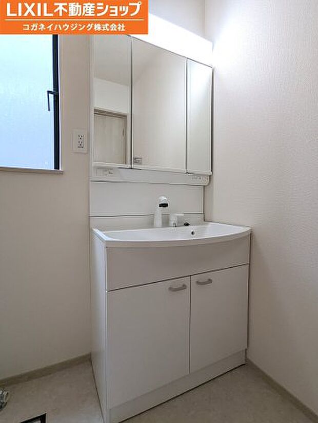 三面鏡の独立洗面台です。鏡の後ろが収納になっております。朝の身支度に便利ですよ！