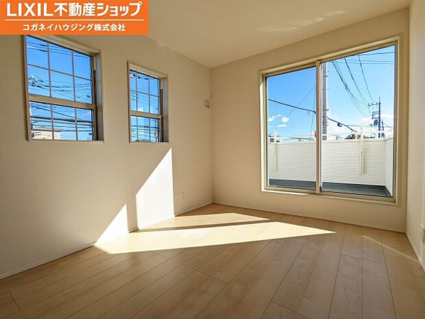 2階の洋室です。日の光がたっぷりで暖かな雰囲気のお部屋です。