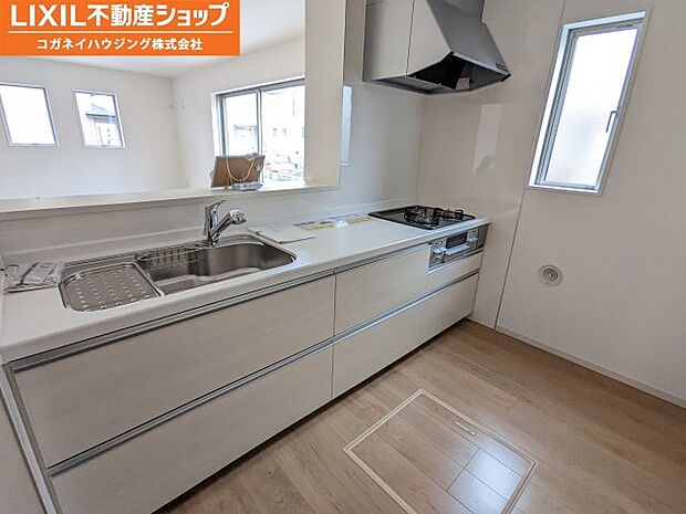 白を基調としたオシャレなキッチンです。調理スペースも広く使いがっての良いキッチンです。