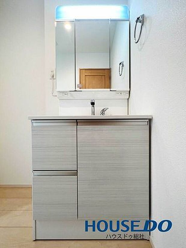 シンプルながら機能的な洗面化粧台！鏡は三面鏡になっており、鏡裏はキャビネットで小物を収納できます♪
