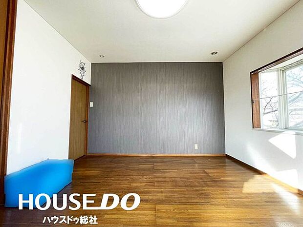 2階洋室落ち着いた色合いのアクセントクロスが採用されており、シンプルなお部屋がメリハリのある空間に変わります。寝室としてのご利用もおすすめです◎