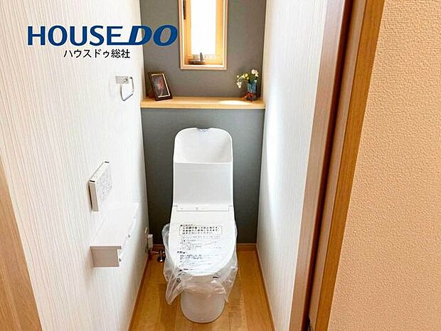 トイレもおしゃれなデザインで設計されています♪窓がついているので換気ができ、清潔感を保てます◎
