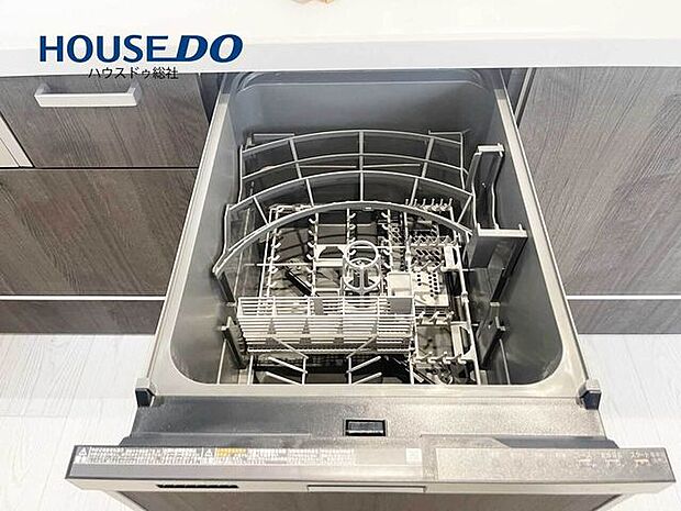 ビルトインタイプの食洗機も標準装備です。ご飯を食べている間に調理に使用した道具を洗うことで大幅な時短が狙えます。効率よく家事を済ませたい方におススメです！