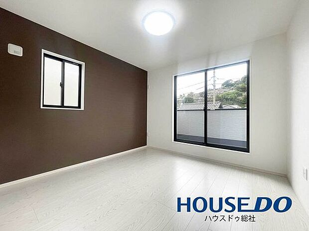 落ち着いた色合いのアクセントクロスが採用されており、シンプルなお部屋がメリハリのある空間に変わります。
