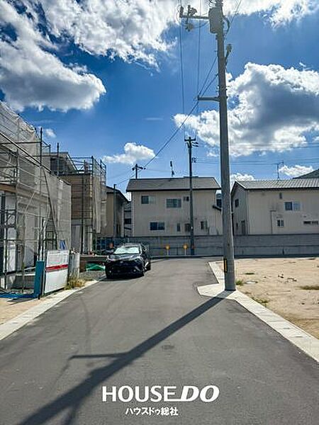 前面道路の道幅は8ｍと広く、お車の出し入れなども安心です♪住区内は住民の方以外の通行が少なく、閑静な住宅街です♪