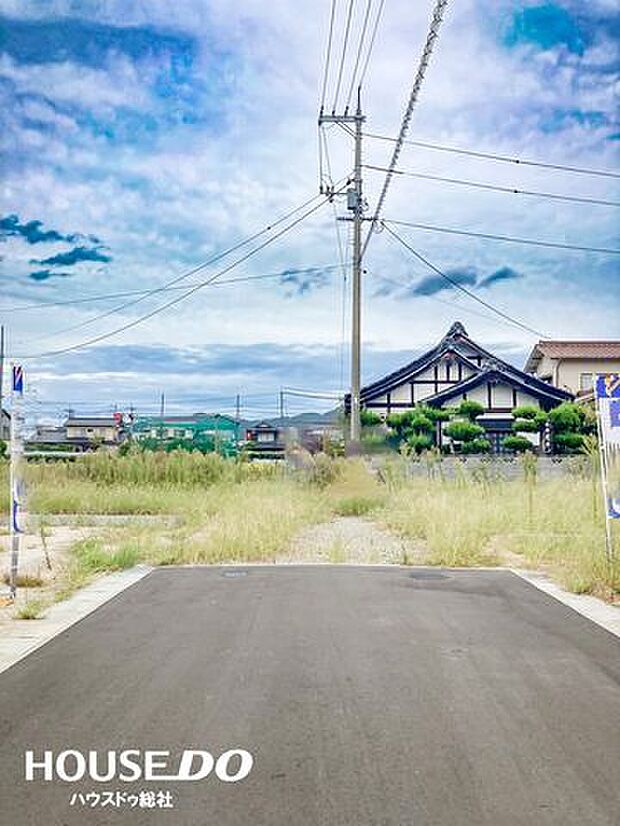 閑静な住宅街は交通量が少ないので安全です!交通量が少ないので、お車の運転が苦手な方でも落ち着いて駐車ができます◎