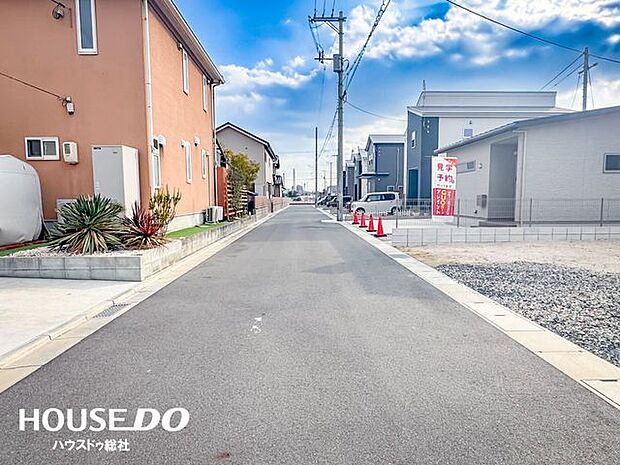 道幅もしっかりあり、お車の運転やお子様の通学も安心な前面道路♪