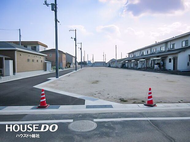 周辺交通量は多くなく、落ち着いた住宅地です♪道幅もしっかりあり、お車の運転やお子様の通学も安心な前面道路♪