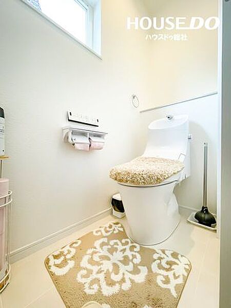 ゆったりとしたサイズのトイレは採光窓もあり明るい雰囲気です♪温水便座洗浄ももちろんあります♪