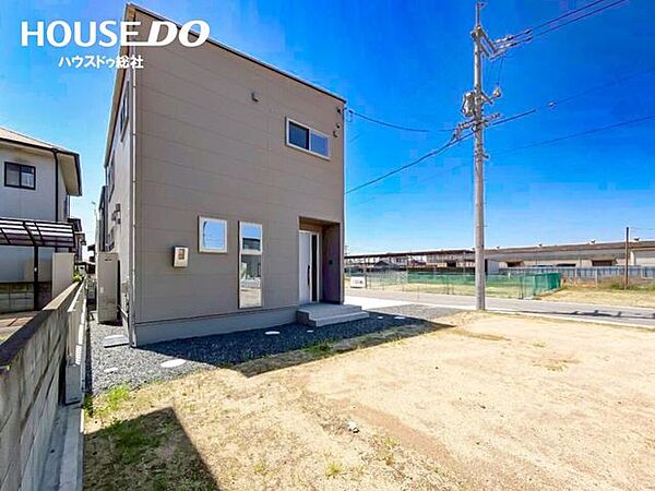 見通しのよい前面道路に面した住まい！車の出入りがしやすく、通勤や送迎で毎日運転する方にも扱いやすい立地です◎