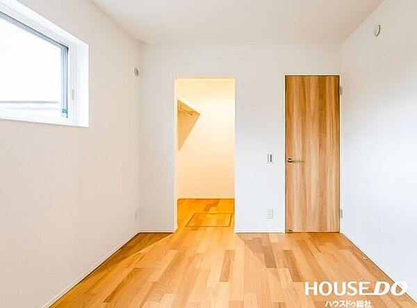 白い壁と木目建具のシンプルな洋室は、家具の色を選びにくく、寝室や子ども部屋、仕事部屋として使いやすい一室です♪