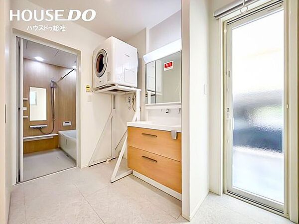 勝手口と洗面台が近い、動きやすい水まわりが、第一印象◎洗濯や外干し、入浴準備の流れを短くできるという毎日を実現しやすいです♪