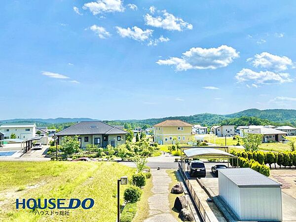高原の開けた広い空！山並み！電柱や電線が地中埋設されて景観を邪魔するものがないので、どこか海外の高級住宅地のようなおしゃれな街並みが広がります。
