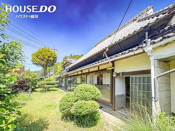 縁側と庭がつながる、昔ながらの落ち着いた外まわり♪庭づくりや家庭菜園など、広い敷地の活用を想像できますね♪