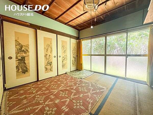 大きな窓から緑が見え、自然を感じながら過ごせるお部屋です♪イグサの香りで癒されてください♪