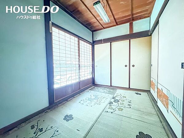 収納としても使える広さの一室で、寝具や季節物をしまいやすい空間です◎