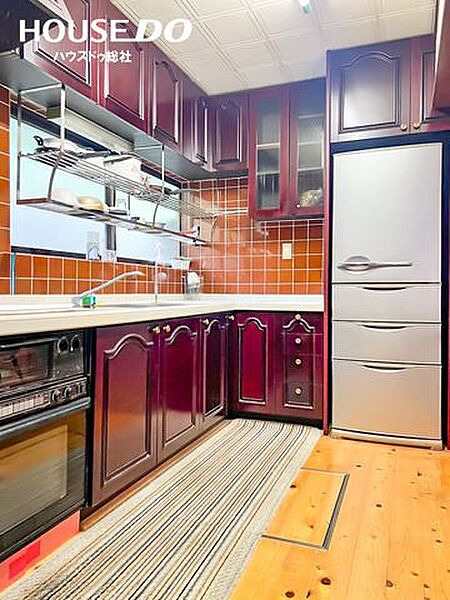 収納力のあるキッチンで、調理器具や食器をすっきり収められます◎シンクとコンロの移動がしやすく家事がスムーズに行えて人気のL型キッチン♪
