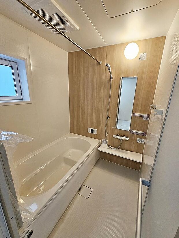 浴室乾燥機気付き1坪タイプの浴室☆ユニットバスは、気密性にも優れています。そのため、冬場でもお湯が冷めにくく、暖かい空間を維持することができます。