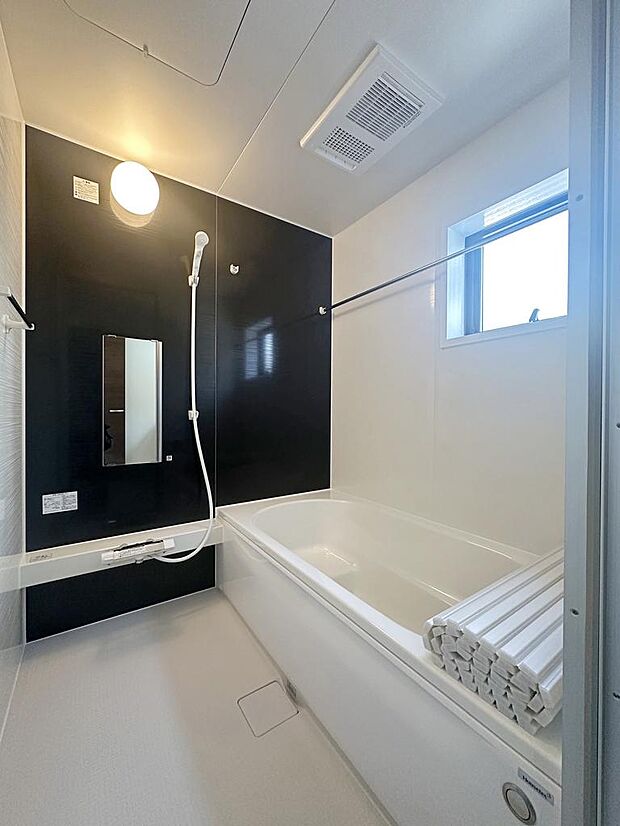 浴室乾燥機気付き1坪タイプの浴室☆ユニットバスは、気密性にも優れています。そのため、冬場でもお湯が冷めにくく、暖かい空間を維持することができます。