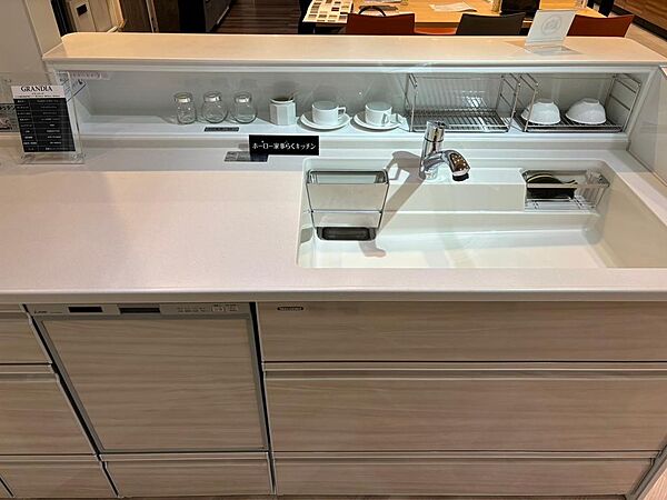 「ホーローマルチ収納」になります。手元を隠すことが出来、調味料などをすっきり収納できます。また、ホーロー素材なので、濡れた食器も気にせず置けます。