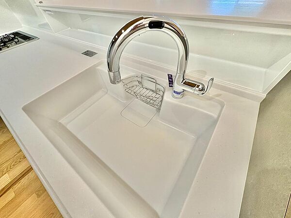 タッチレス水栓標準仕様！直接手で触る必要がないので、汚れにくく、キレイな状態をキープすることができます。センサーは横についており、誤作動が起きにくいです。