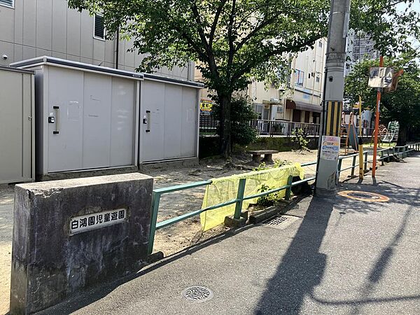 向かい側が公園なので明るく開放的。
