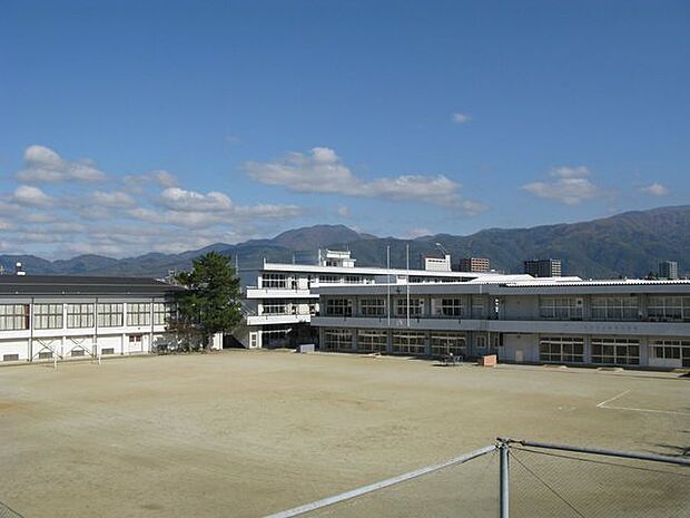 松本市立鎌田小学校【鎌田小学校】国道19号線沿いに位置していますが、歩道橋が設置されており、児童の登下校も安心です。児童数：約900名 1280m