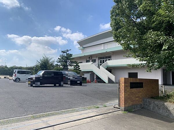 平洲小学校まで　438m　徒歩約6分●「心をはぐくみ体をきたえ、たくましく生きる児童の育成」を教育目標としています。高台に位置する小学校です。