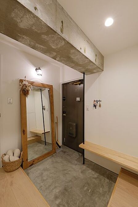 コンクリート調の梁がアクセントになった、落ち着きのある空間です。姿見やベンチも備わっており、お出かけ前の身支度も快適に行えます!