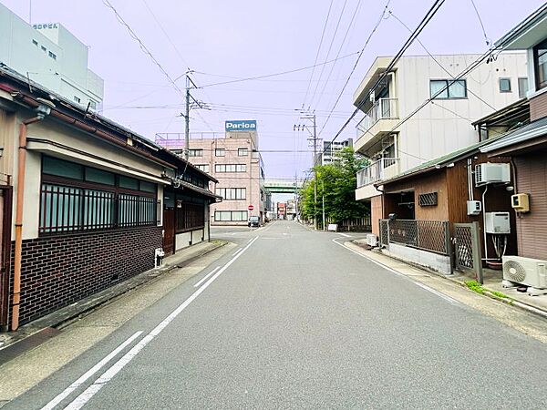 大通りから離れているため、夜は静かです。