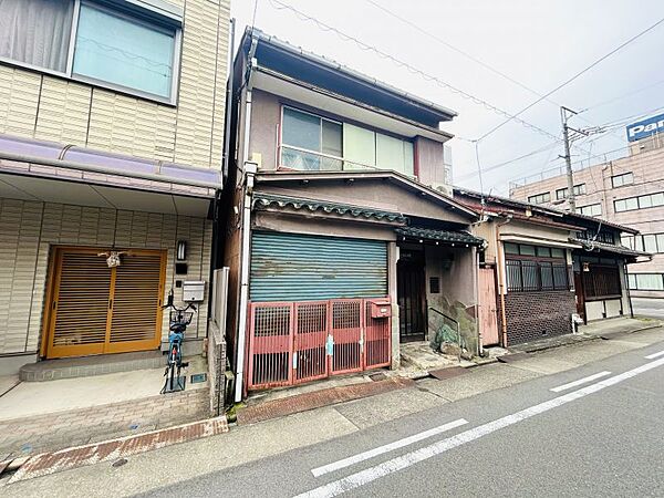JRゲートタワーやイオンモールが徒歩2km内にありいつでもお買い物に行きやすい環境です♪